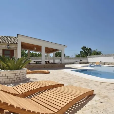 Apartment With Private Pool Trogir