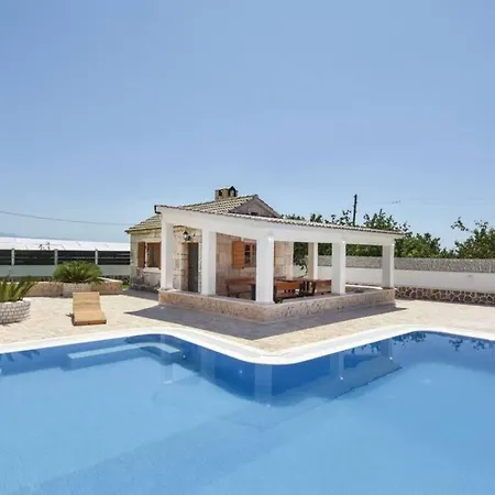 Apartment With Private Pool Trogir